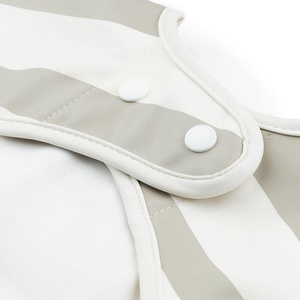 Babero con bolsillo y mangas Stripes Arena Done by Deer