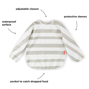 Babero con bolsillo y mangas Stripes Arena Done by Deer