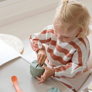 Babero con bolsillo y mangas Stripes Arena Done by Deer