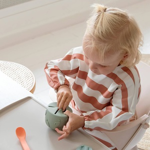 Babero con bolsillo y mangas Stripes Papaya Done by Deer