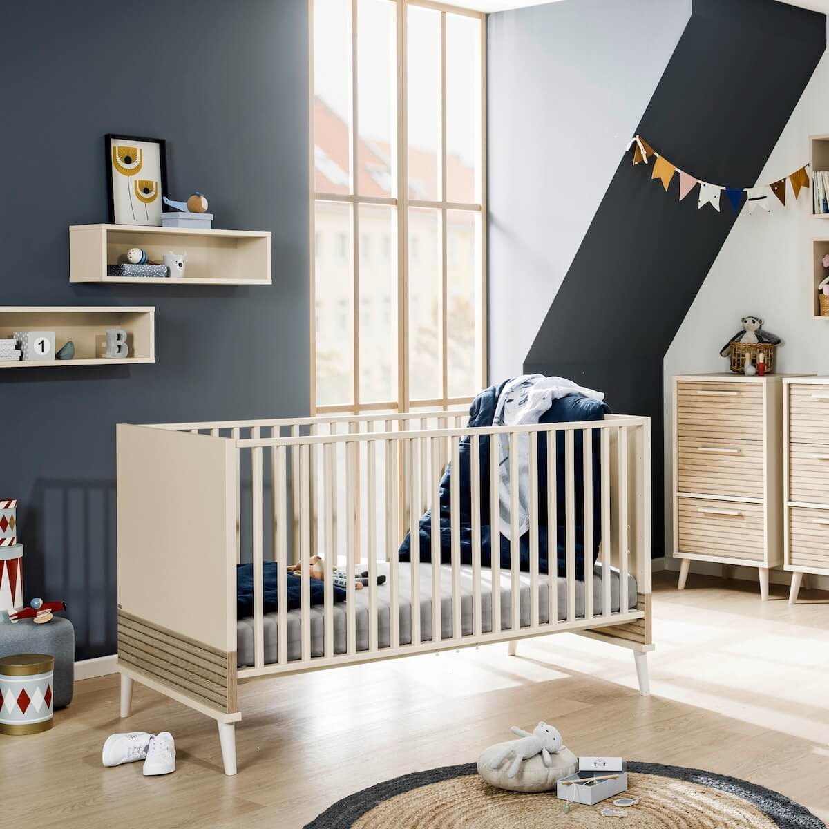 Babybett 70 x 140 cm, mit 3 Schlupfsprossen, AIRWELL Comfort Federkernrahmen, 4-fach höhenverstellbar EEFJE Paidi Beige cashmere / eiche