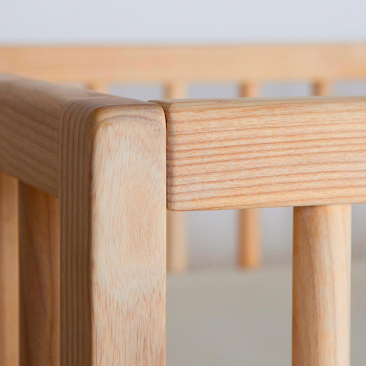 Babybett KERA in Buche mit Aufsatz Round-Sockelfuß Retro