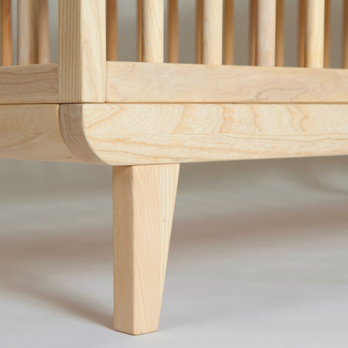 Babybett KERA in Buche mit Aufsatz Round-Sockelfuß Retro