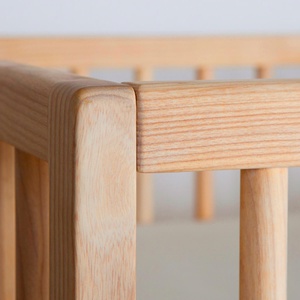 Babybett KERA in Buche mit Aufsatz Round-Sockelfuß Retro