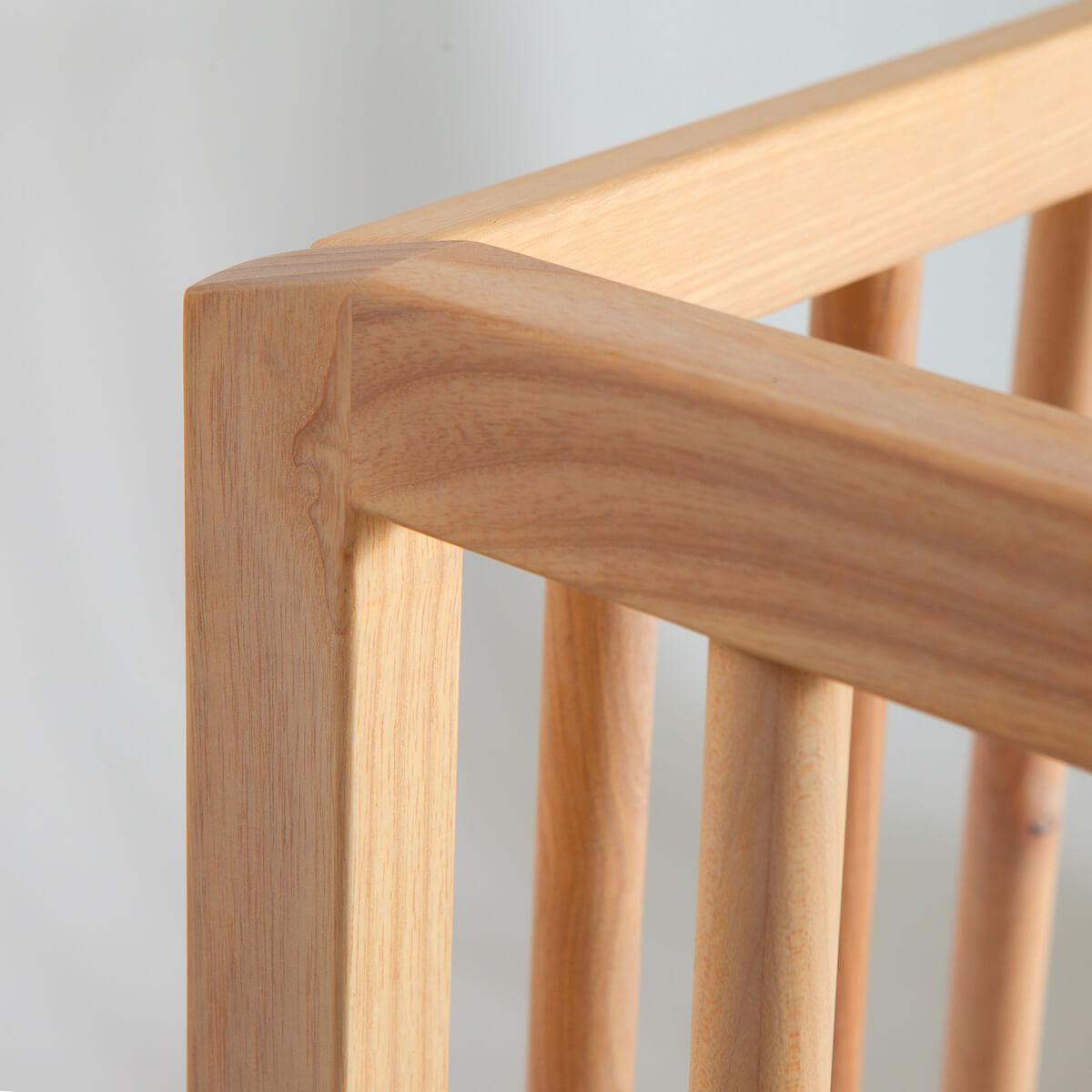 Babybett KERA in Buche mit Aufsatz Straight-Sockelfuß Bevel