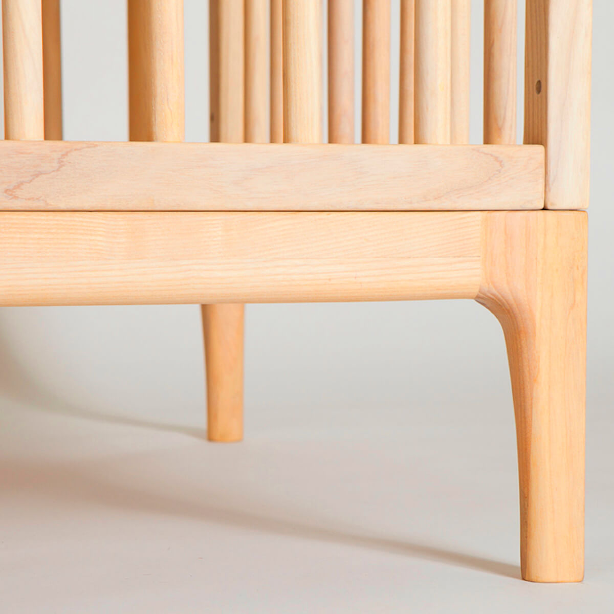 Babybett KERA in Buche mit Aufsatz Straight-Sockelfuß Retro