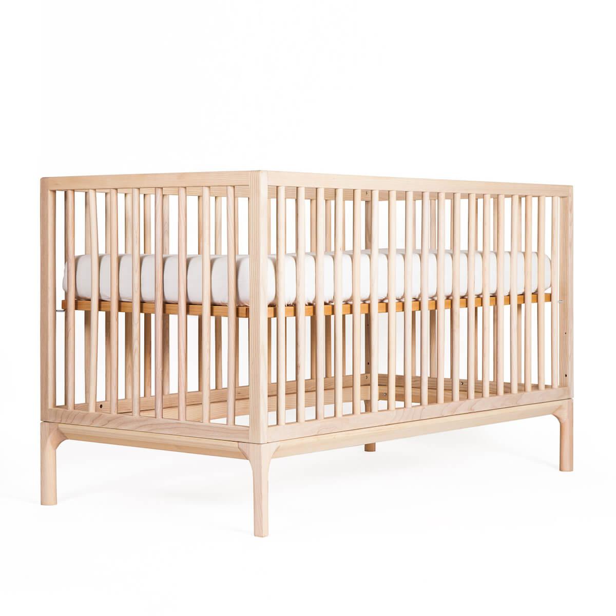 Babybett KERA in Esche mit Aufsatz Round-Sockelfuß Bevel