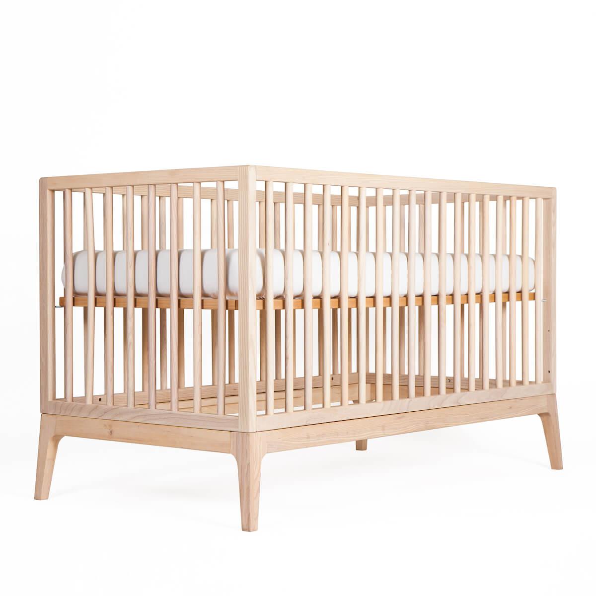 Babybett KERA in Esche mit Aufsatz Round-Sockelfuß Pure