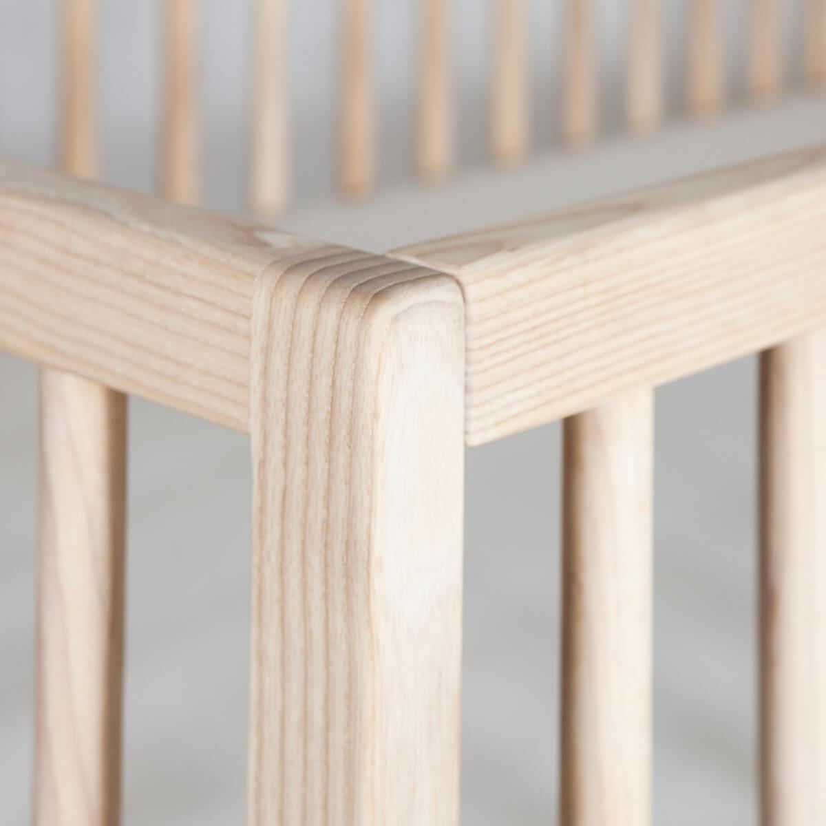 Babybett KERA in Esche mit Aufsatz Round-Sockelfuß Pure