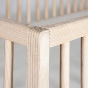 Babybett KERA in Esche mit Aufsatz Round-Sockelfuß Pure