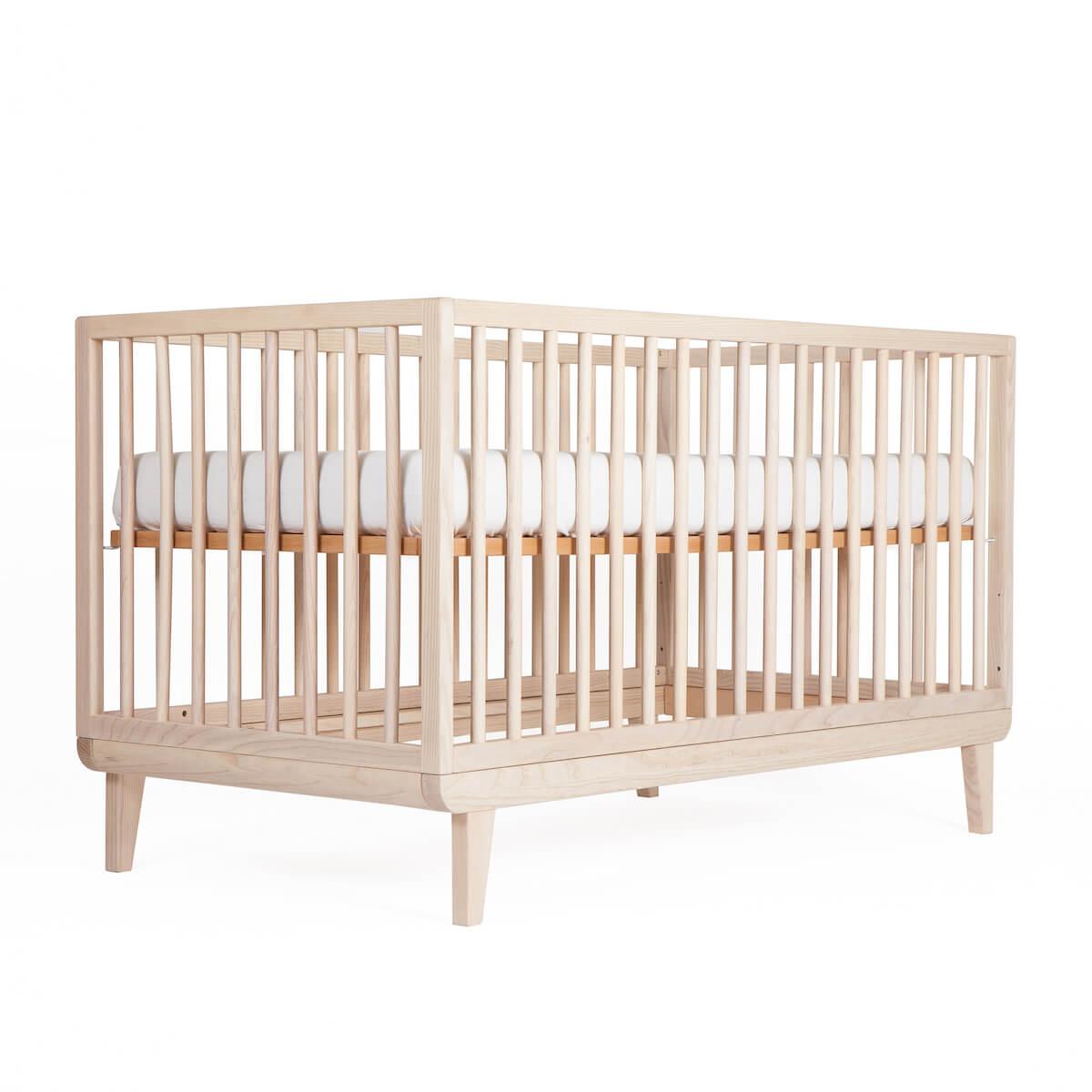 Babybett KERA in Esche mit Aufsatz Round-Sockelfuß Retro