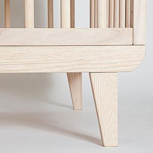 Babybett KERA in Esche mit Aufsatz Round-Sockelfuß Retro