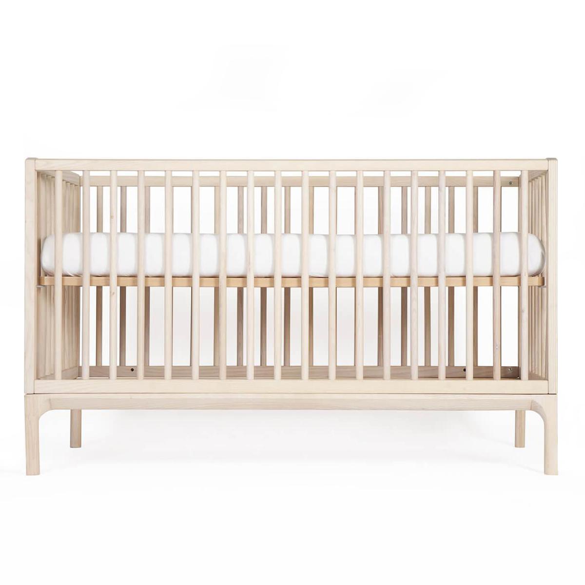 Babybett KERA in Esche mit Aufsatz Straight-Sockelfuß Bevel