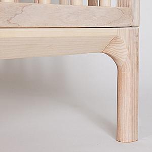 Babybett KERA in Esche mit Aufsatz Straight-Sockelfuß Bevel