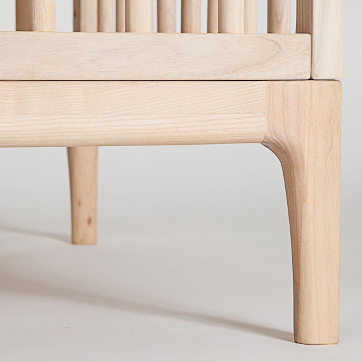 Babybett KERA in Esche mit Aufsatz Straight-Sockelfuß Curve