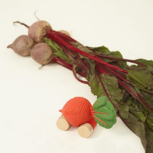 Babyspielzeug BETTY THE BEETROOT CAR Oli & Carol