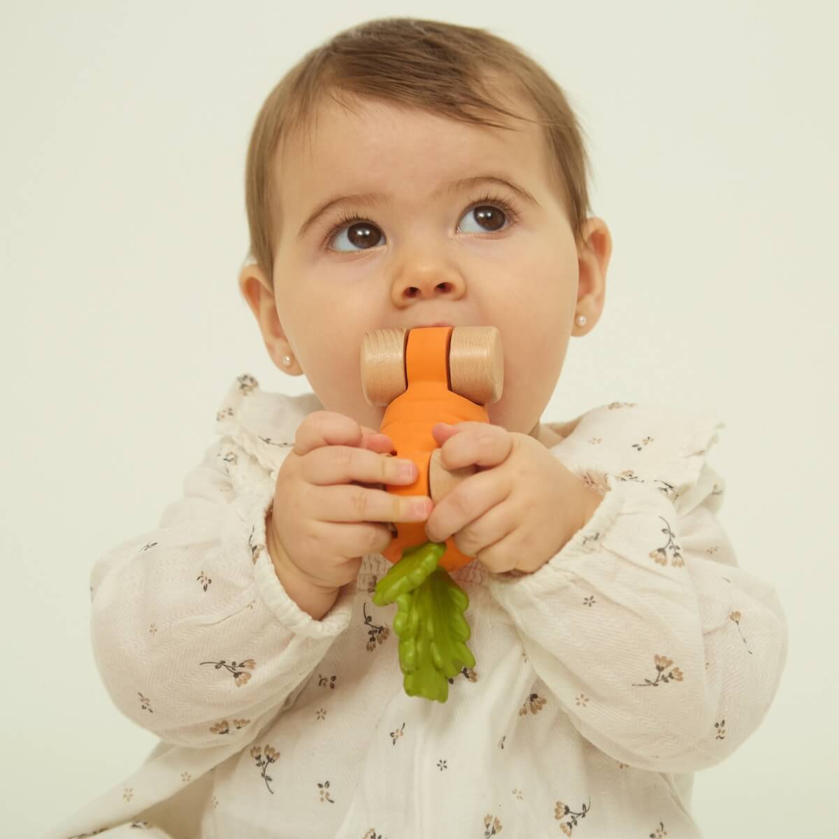 Babyspielzeug CATHY THE CARROT CAR Oli & Carol