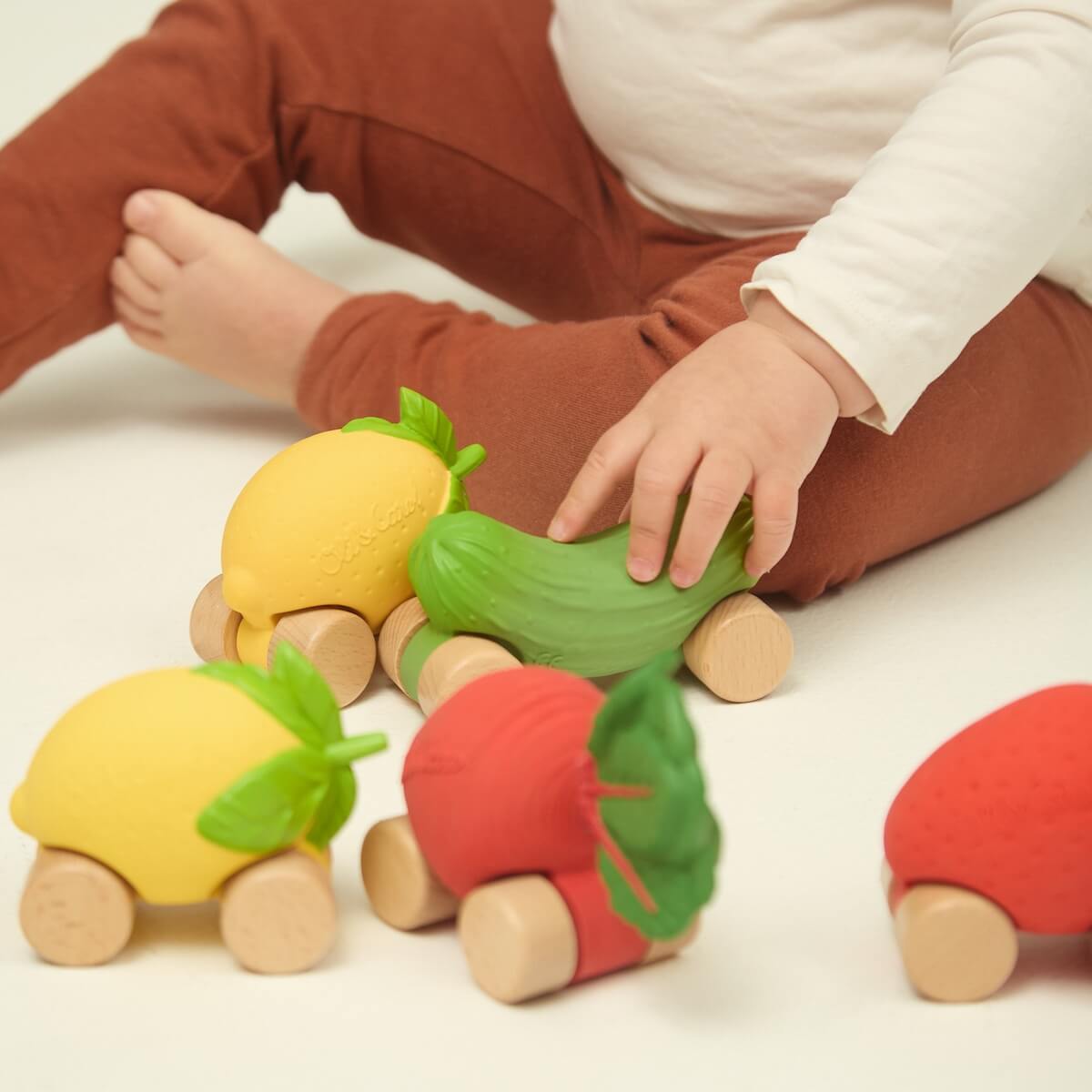 Babyspielzeug LOU THE LEMON CAR Oli & Carol