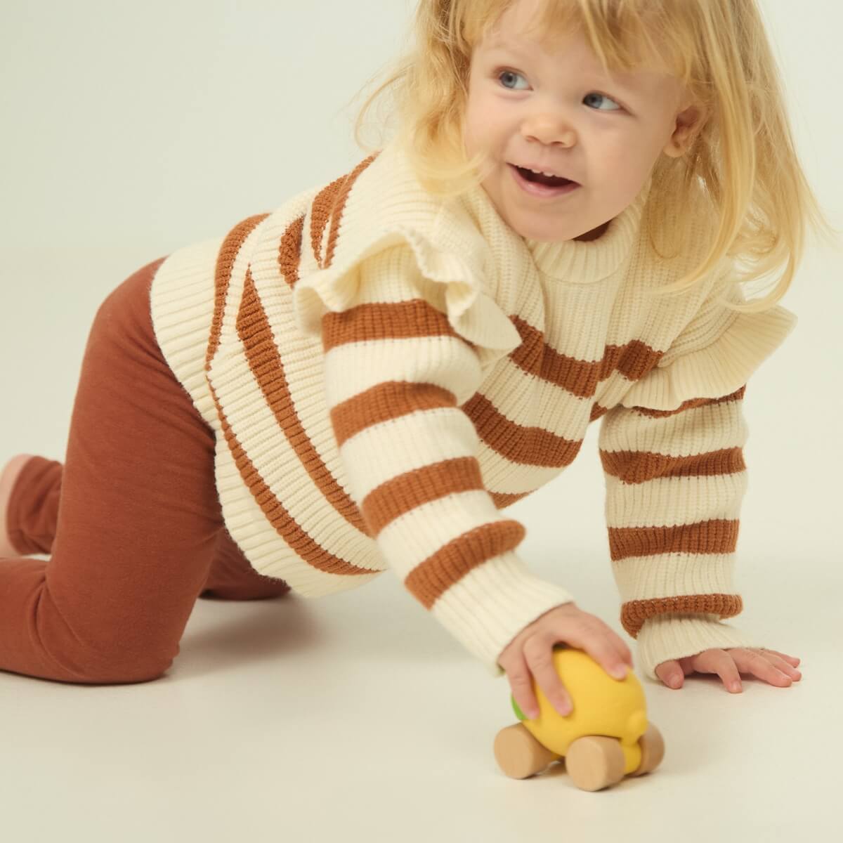 Babyspielzeug LOU THE LEMON CAR Oli & Carol