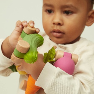 Babyspielzeug PEPINO THE CUCUMBER CAR Oli & Carol