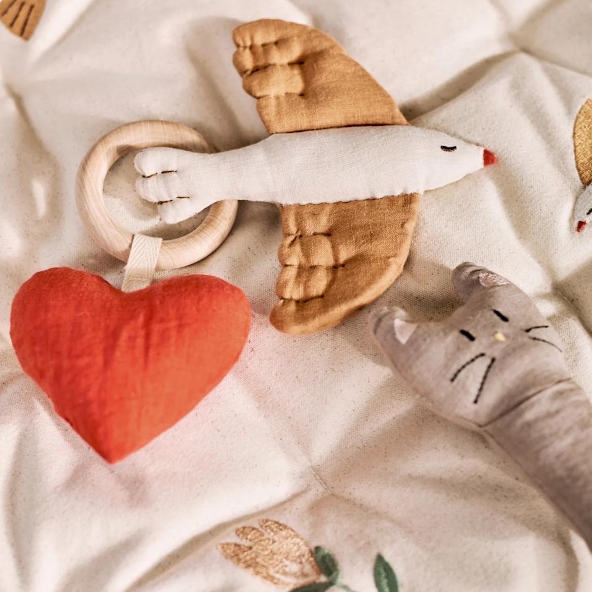 Beißring 12cm LARA HEART Dear April red