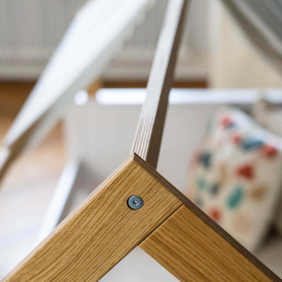 Bett bodentief Dach Montessori Fallschutz hoch KASVA Buche weiß lackiert-Eiche geölt Dachtextil