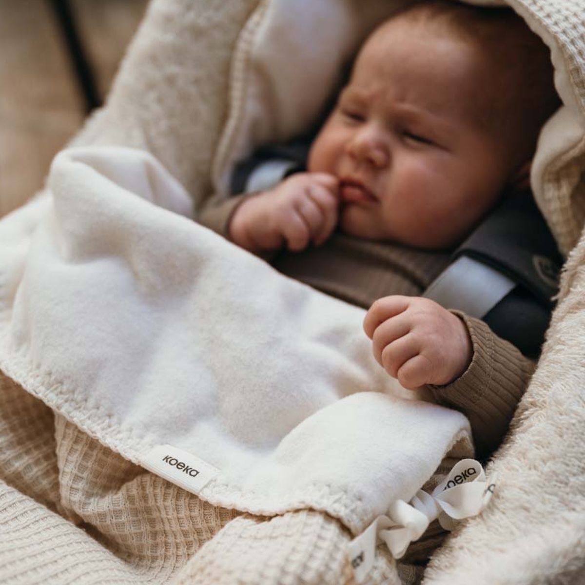 Fußsack für Autositz 0+ 3-5 Punkte Malaga Koeka warm white