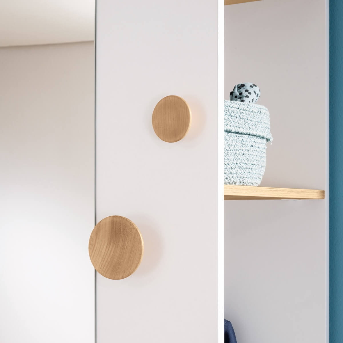 Garderobe, 2 Einlegeböden, 1 Kleiderstange, 1 Spiegel, 3 Knöpfe, kann an der schmalen oder breiten Seite des Eckschranks befestigt oder frei montiert werden OSCAR Paidi Eiche Nebraska / weiß