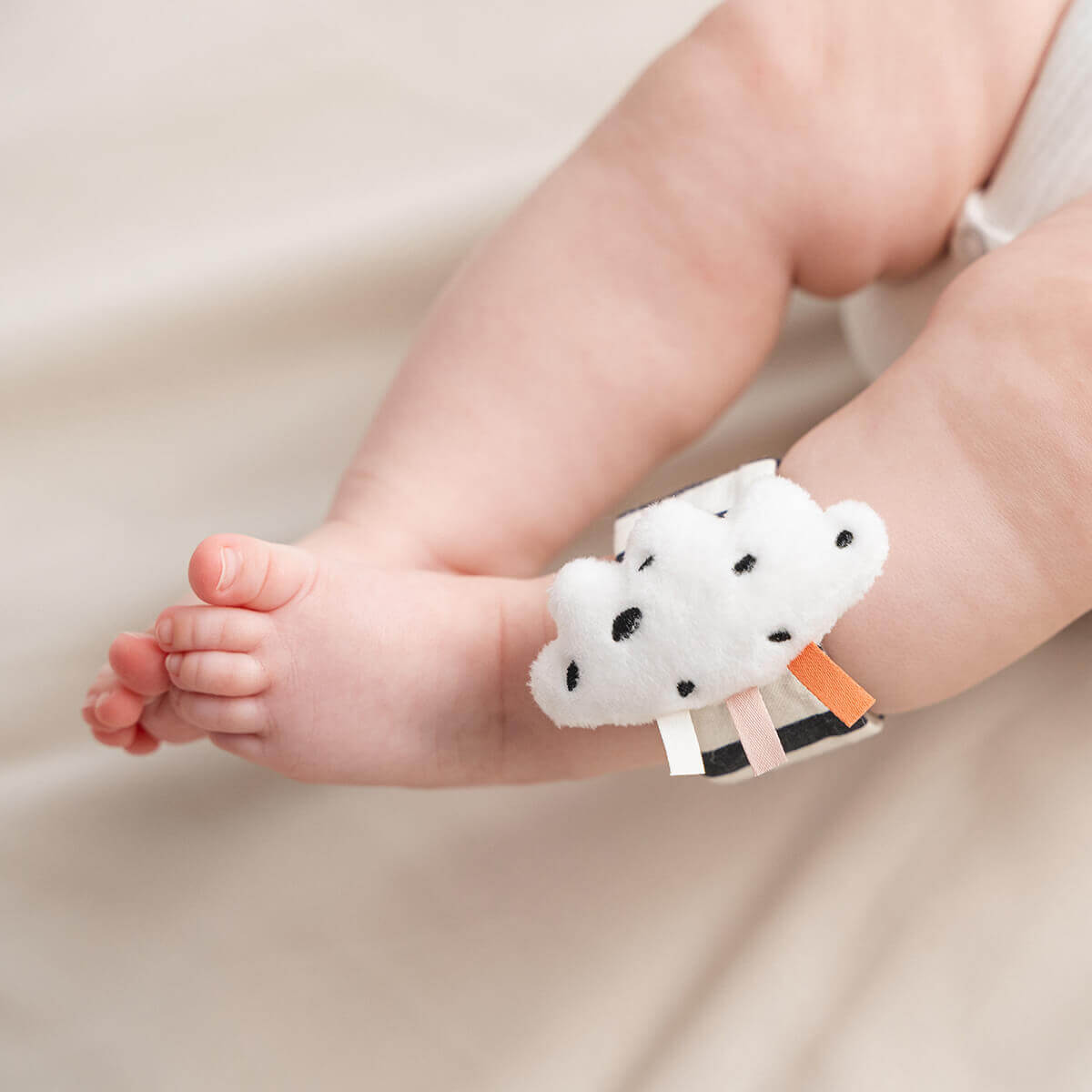 Handgelenk-Rassel-Set 2er-Pack Glückliche Wolken Powder Done by Deer