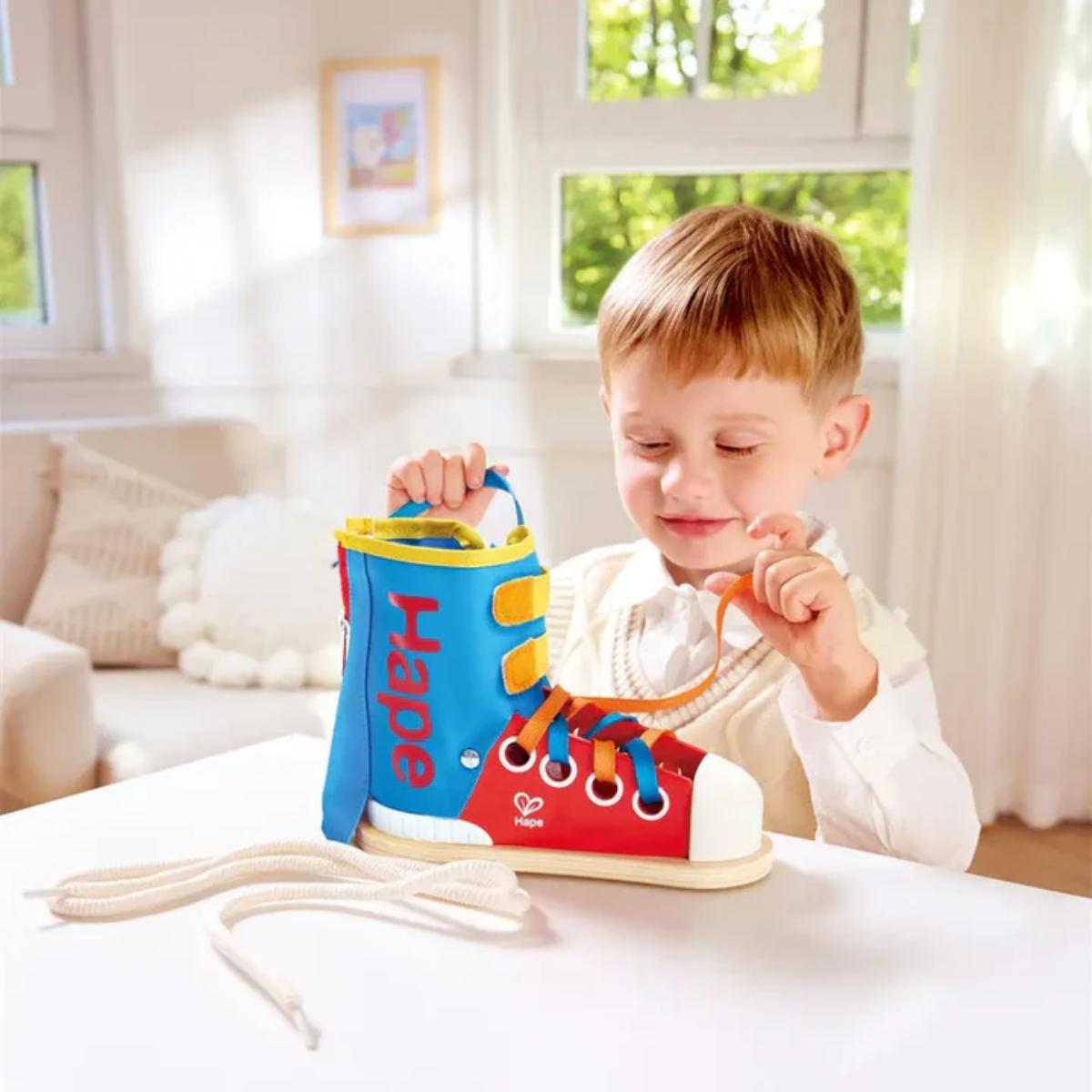 Hape-Schuhe binden