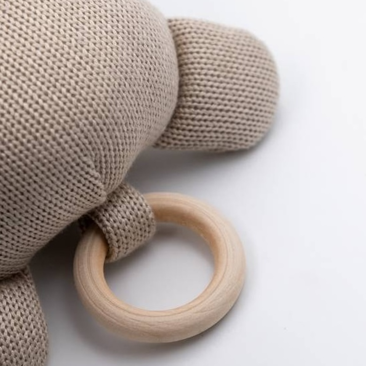 HIPPO Hängespielzeug Bamboom oyster sand