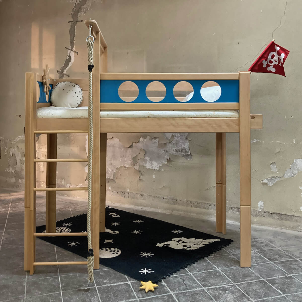 Hochbett Pirat mit Seil DELUXE de Breuyn natürlich-blau