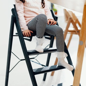 Hochstuhl aus natürlicher Eiche KLAPP Kaos schwarzer