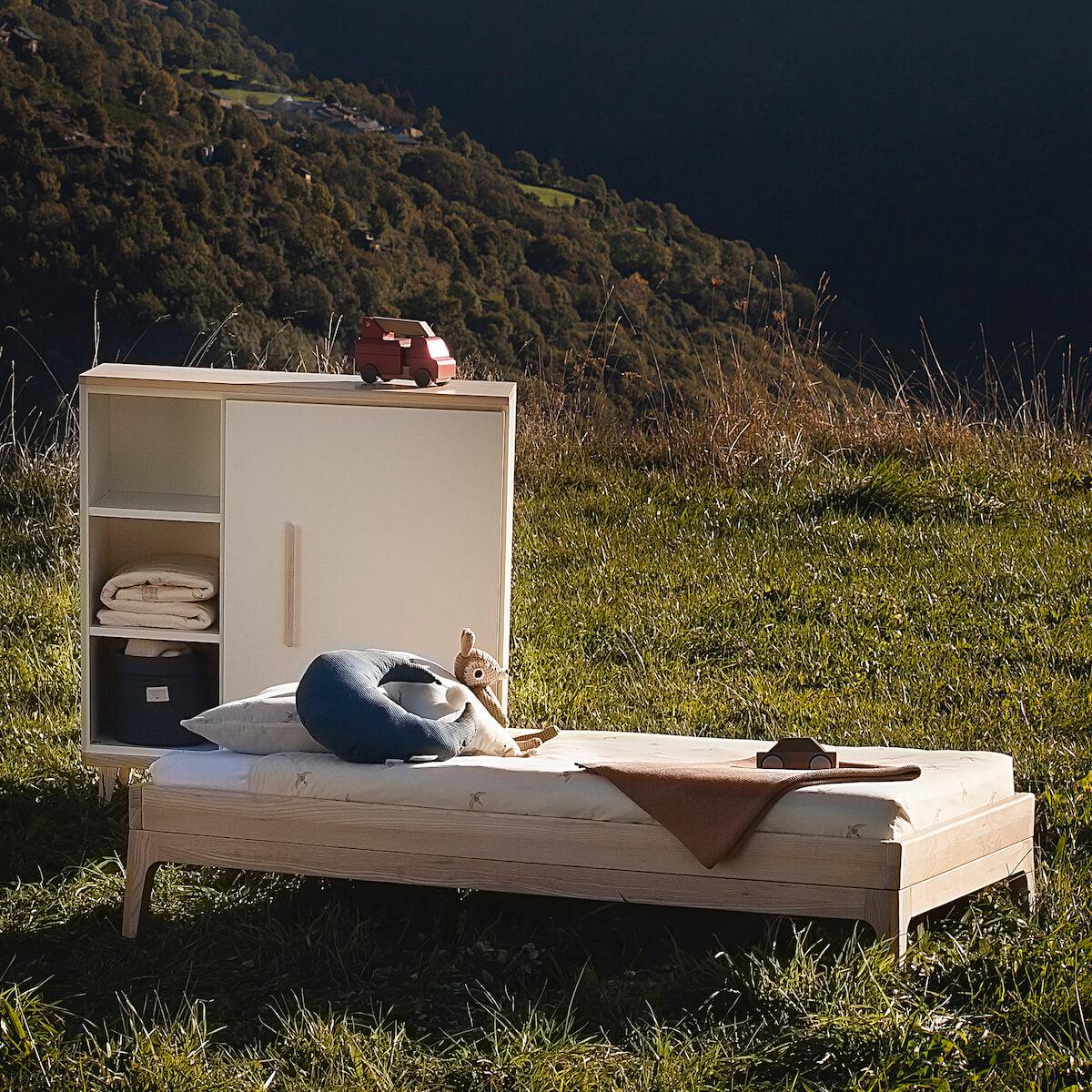 Juniorbett KERA in Esche mit Sockelfuß Pure