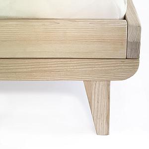 Juniorbett KERA in Esche mit Sockelfuß Retro