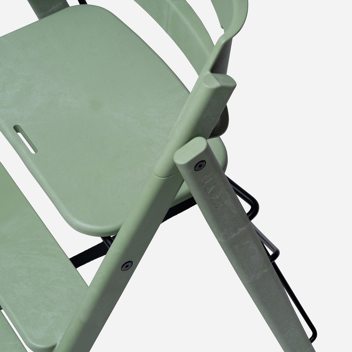 KAOS Klapp mineralgrüner Hochstuhl aus recyceltem Kunststoff