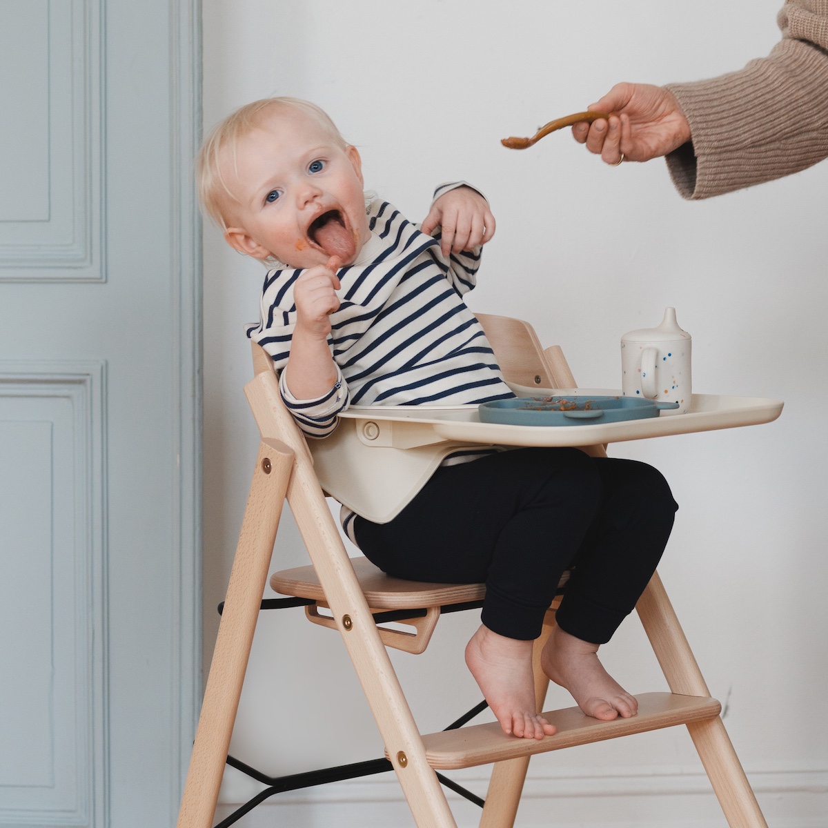 KAOS Klapp Tablett aus recyceltem Kunststoff in Elfenbein