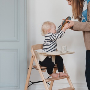 KAOS Klapp Tablett aus recyceltem Kunststoff in Elfenbein