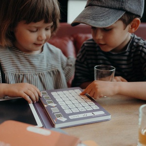 Kidywolf Kidydraw-mini ist ein tragbares Zeichentablett mit Pausenpapier. Dieses Buch enthält 30 Zeichnungen und 1 LCD-Bildschirm. 