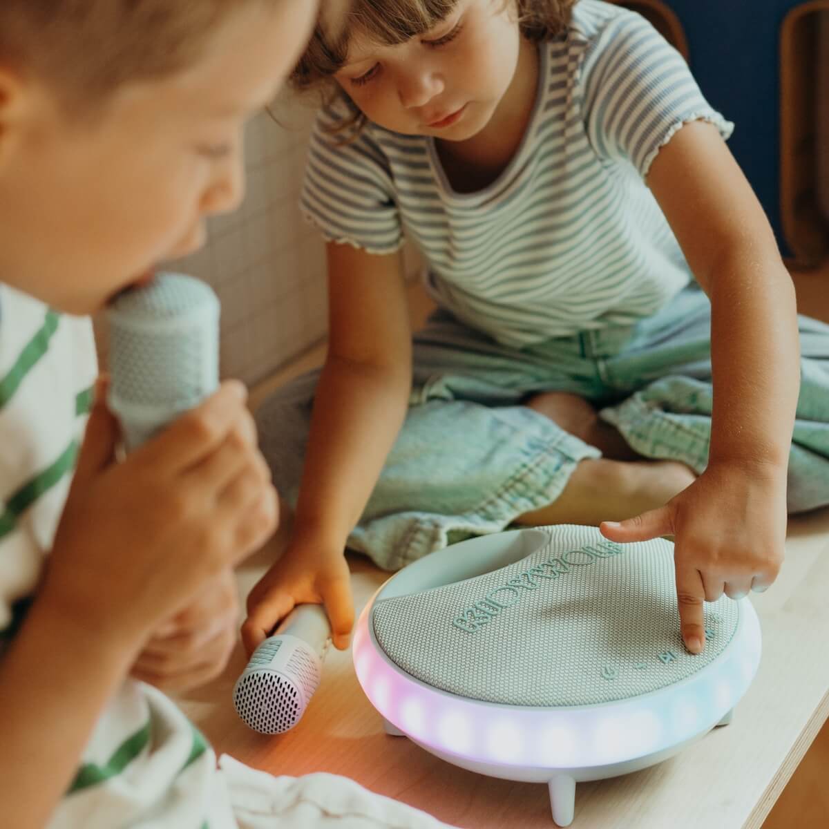 Kidywolf Kidykaraoke - Karaoke-Lautsprecher 2x20w Lautsprecher und zwei drahtlose Mikrofone mit Soundeffekten.