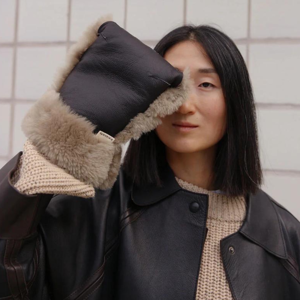 Kinderwagenfäustlinge aus Schaffell Binibamba black toast