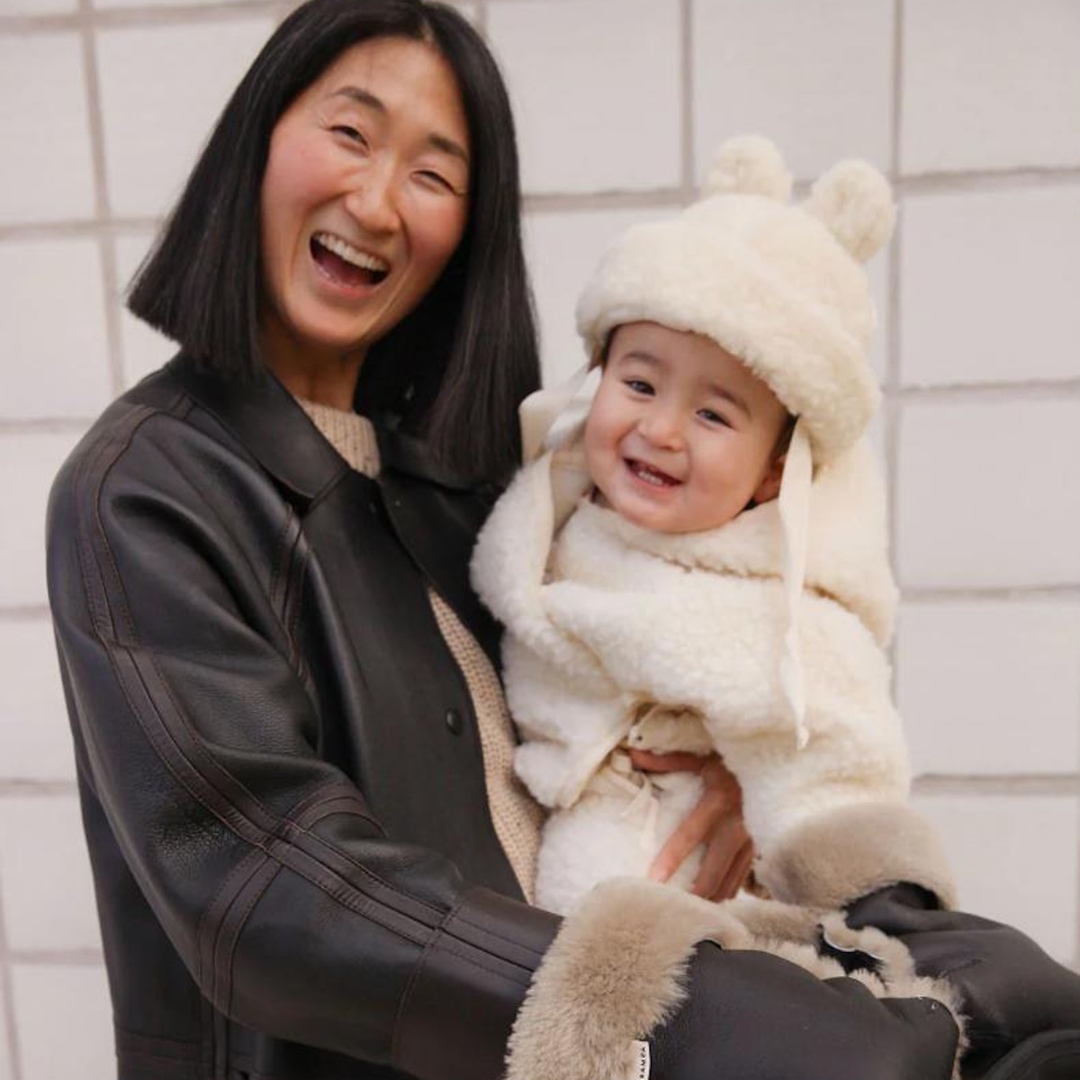 Kinderwagenfäustlinge aus Schaffell Binibamba black toast