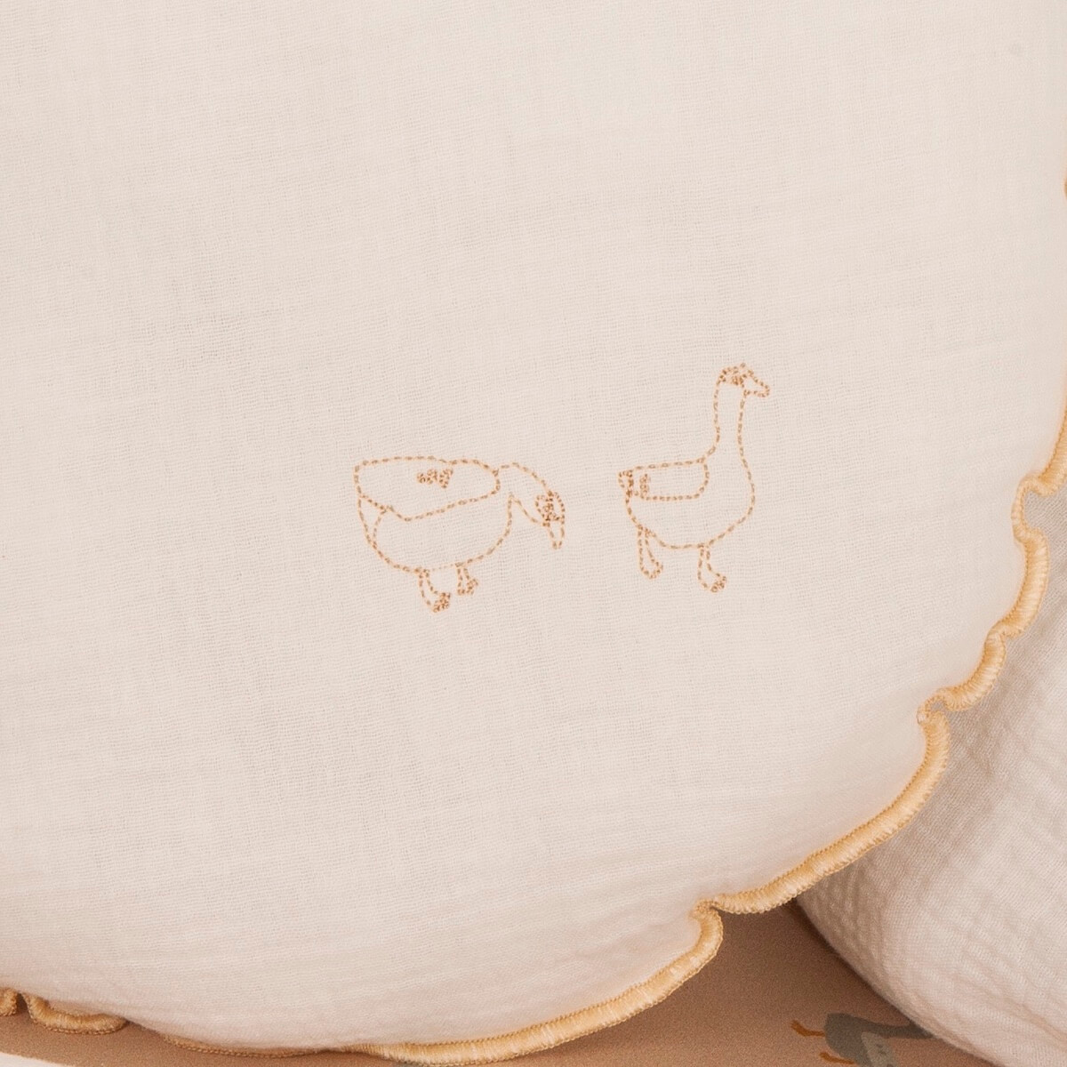 Kissen rund Mulltuchstoff DUCKS bestickt beige 30cm