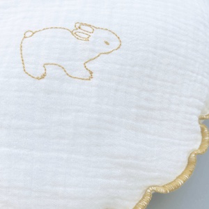 Kissen rund Mulltuchstoff RABBITS bestickt gelb 30cm