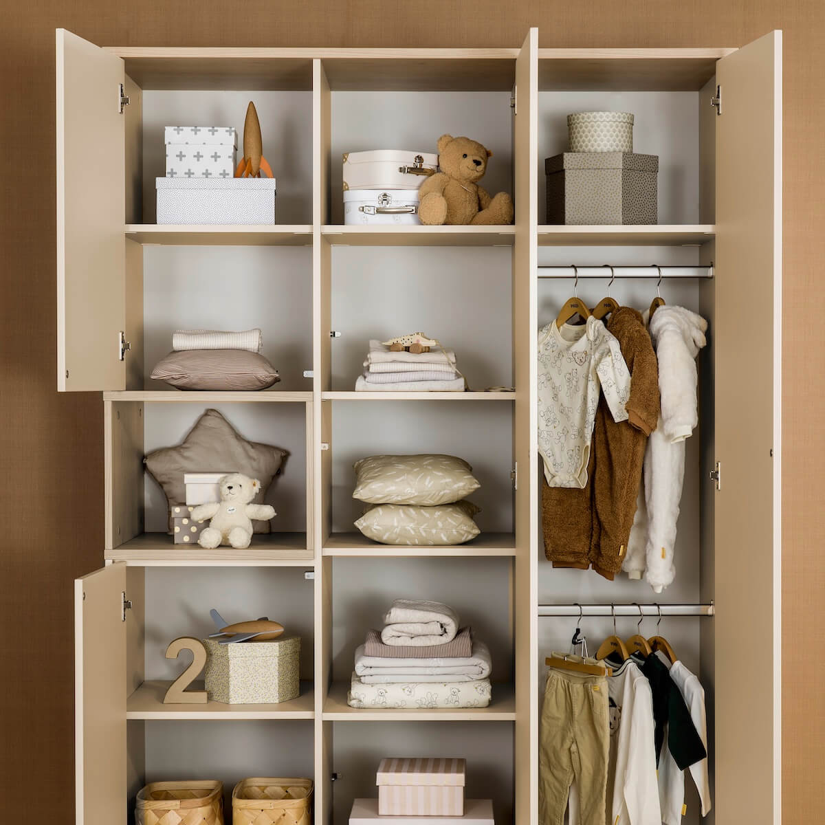 Kleiderschrank 4T, 2 Längstüren, 2 Quertüren, 1 offenes Fach, 2 Mittelwände, 7 Etagen, 2 Dreifachkleider MILA & BEN Paidi Beige cashmere / skandinavisches Holz