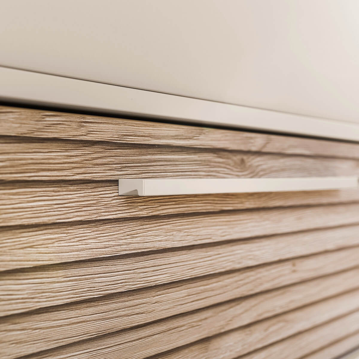 Kommode 3 S breit, 2 x Tiroire Kaschmir Beige, 1 x Groovy Oak, Tiroire mit Fachteilern, Schubladenoberteil mit Vollauszug EEFJE Paidi Beige Kaschmir / Eiche