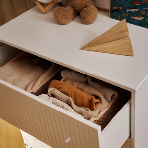 Kommode mit 3 Schubladen Rillen mit Fuß SAGA Flexa weiß