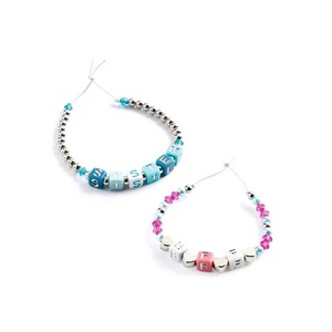 Schmuck basteln mit silbernen Buchstaben Djeco