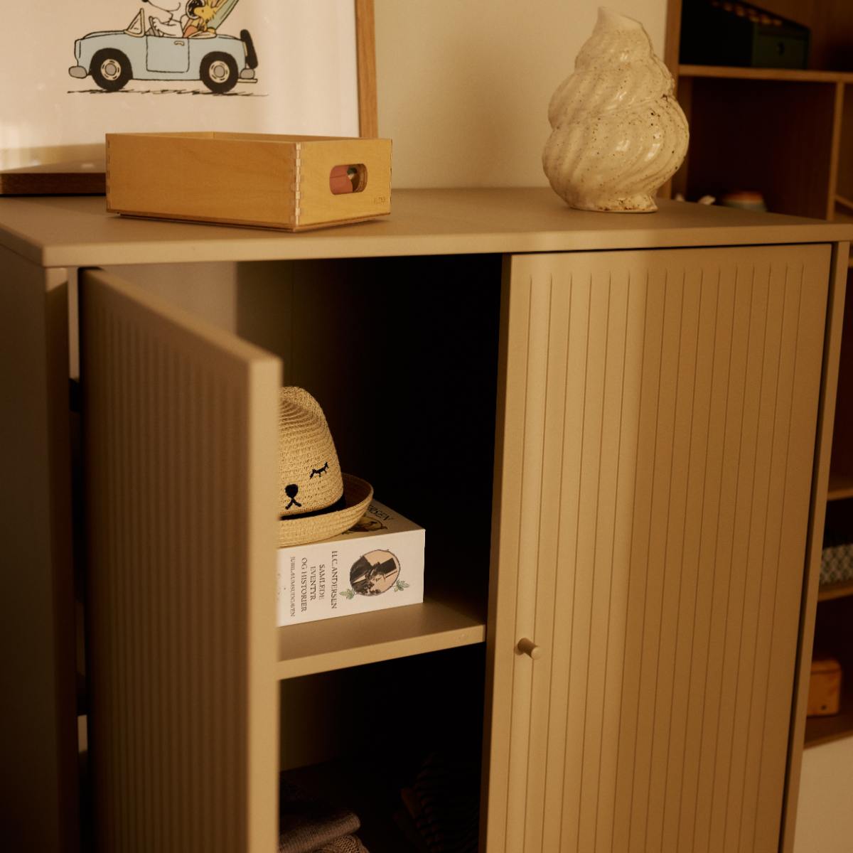 Schrank 2 Türen und 2 Schubladen Rillen mit Fuß SAGA Flexa oat light grey