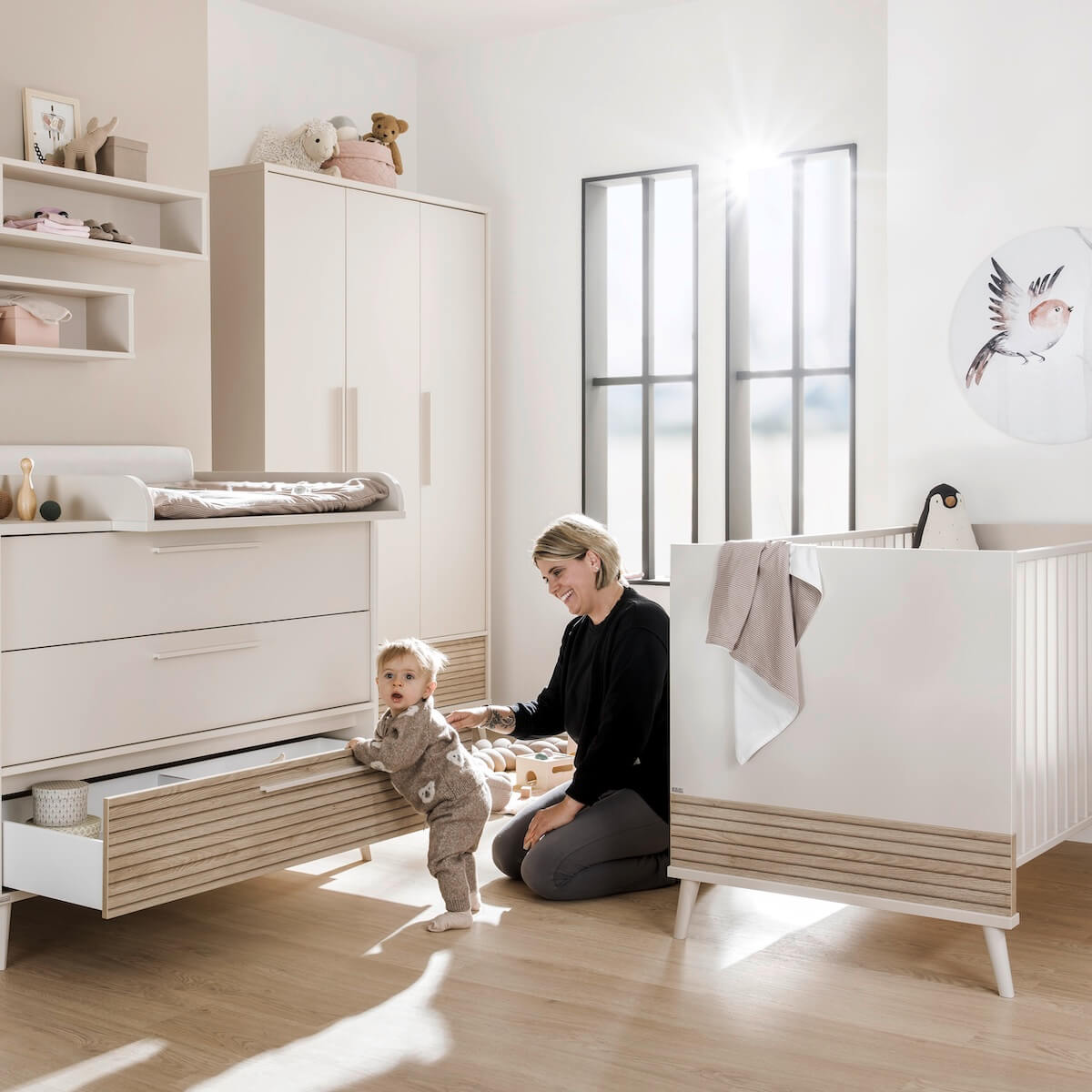 Schrank 3T1S, 3 Türen in Kaschmirbeige, 1 Schublade in Eiche Groovy, 1 Mittelwand, 3 schmale Regalböden, 1 breiter Regalboden, 2 breite Kleiderstangen EEFJE Paidi Kaschmirbeige / Eiche